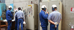 foto di operai che eseguono manutenzione elettrostrumentale